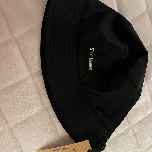 NWT Steve Madden Satin Lined Nylon Bucket Hat - Picture 2 of 4